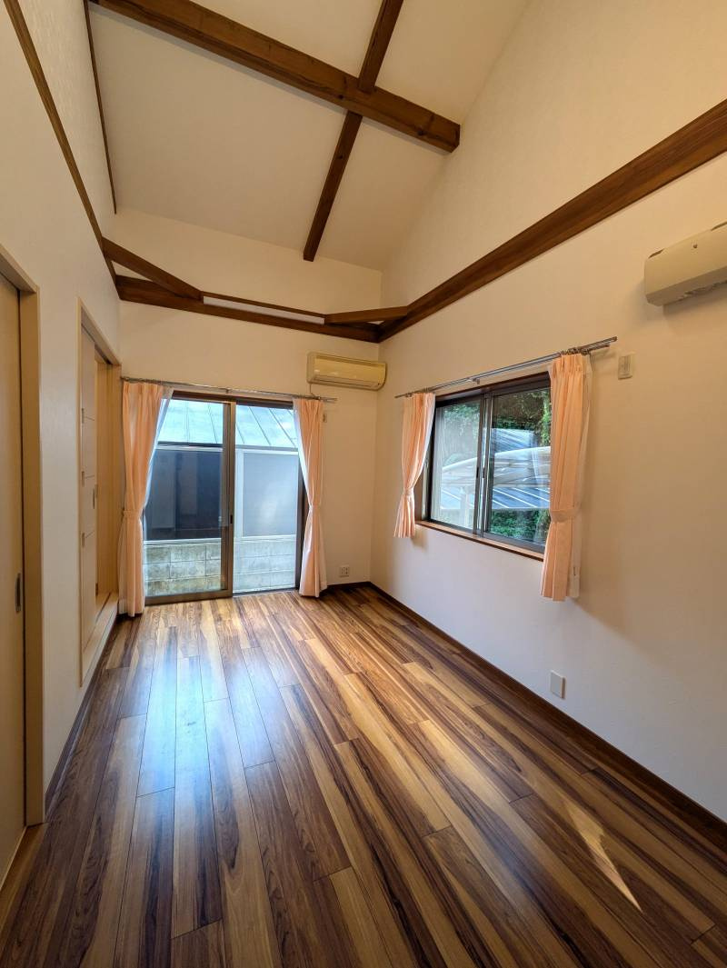 高知市福井町　　中古一戸建ての洋室|2階部分まで吹き抜けた贅沢な天井高。おしゃれな梁が空間のアクセントに。