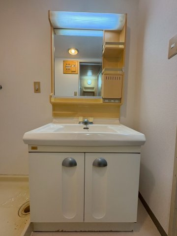 ライオンズマンション神戸明泉寺の洗面所|広い洗面スペース