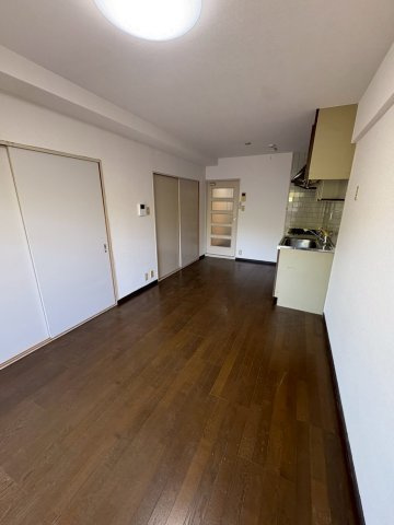 ライオンズマンション神戸明泉寺の居間・リビング|こちらのリビングで趣味の時間をお楽しみください