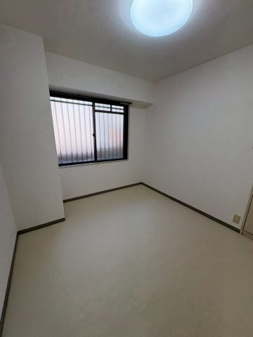 ライオンズマンション神戸明泉寺の寝室|開放的な寝室です