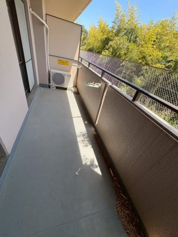 ライオンズマンション神戸明泉寺のバルコニー|外からの目が気にならないバルコニーで洗濯物が干せます