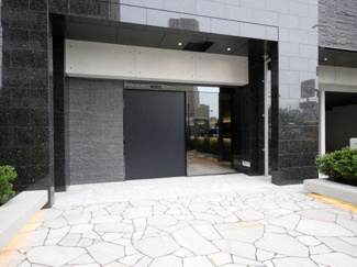 【エントランス】 | S-RESIDENCE難波大国町Deux | 落ち着いたエントランスです