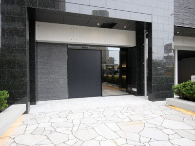 【エントランス】 | S-RESIDENCE難波大国町Deux | 落ち着いたエントランスです