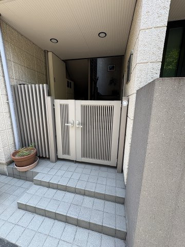 フィオーレ新江古田のエントランス