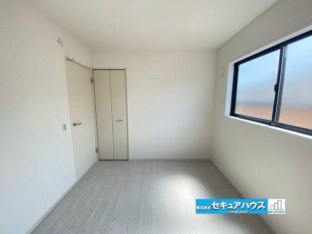 【今からご案内可能】大府市横根町名高 全4棟の洋室|■約5.2帖の洋室
家族一人ひとりのプライベートな空間。趣味に合わせて使って頂けるようシンプルに仕上げてあります。暮らし心地を大きく左右する収納を、適材適所に配置し使い勝手を考慮しました。