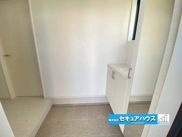 【今からご案内可能】大府市横根町名高 全4棟の玄関|■玄関
お家に出会う人々を迎える玄関だからこそ、広々清潔感あふれる空間にしたいものです。採光・通風にも配慮された設計で毎日明るい空間をキープします♪