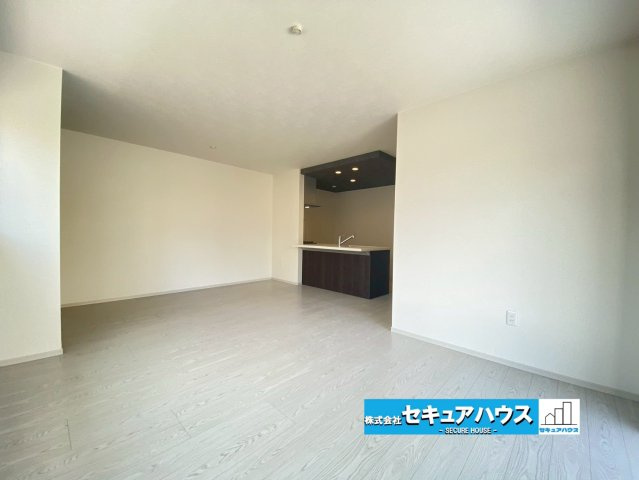 【今からご案内可能】大府市横根町名高 全4棟の居間・リビング|■約17帖のLDK　
通学から帰宅し、リビングルームで会話を楽しむ子ども達。リビングから臨む景色は太陽色に染まり、解放感溢れゆったりとしたひと時を過ごすことが出来る素敵な空間です。