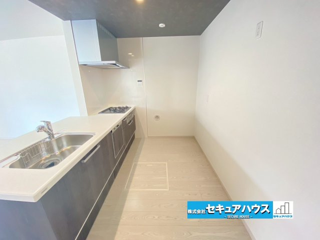 【今からご案内可能】大府市横根町名高 全4棟のキッチン|■キッチンスペース
ご家族みんなで調理ができる位のスペースを実現したキッチン空間となっております。みんなで作った料理を召し上がりながらの会話は、どのような物になるのでしょうか。　