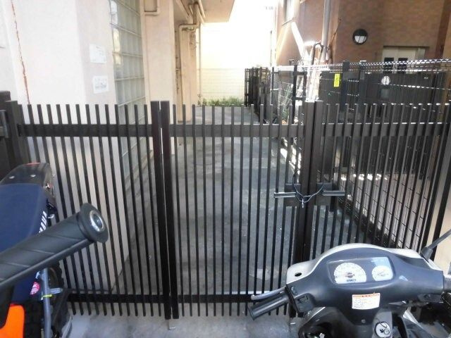 ハナブサマンションのエントランス