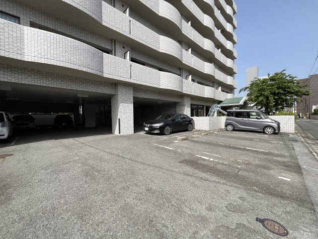 ライオンズマンション中央町の駐車場