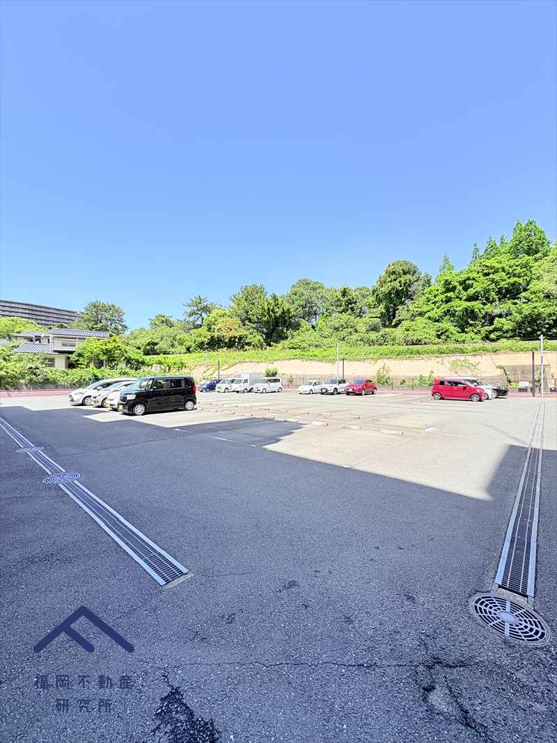 ロワールマンション和白5の駐車場