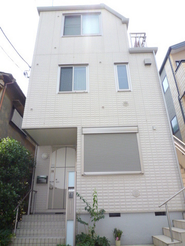 メゾンド・ピーコックのエントランス|駅や現地待ち合わせでのご案内も可能です