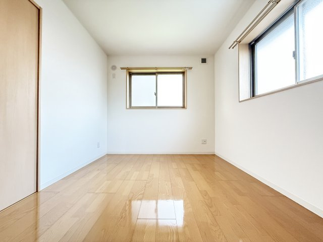 クレドール南川添の洋室