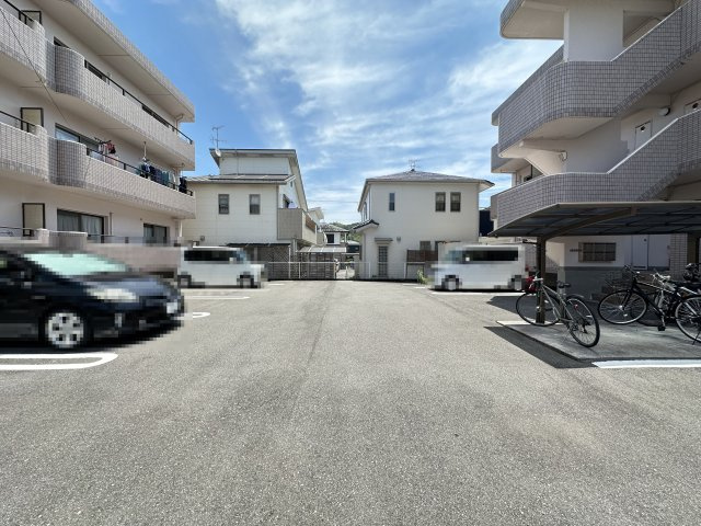 ハイツショウエイ1号館の駐車場