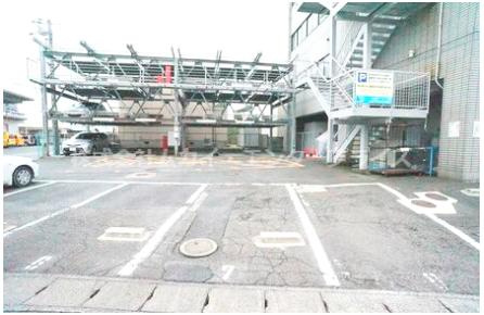 五番街ビルの駐車場