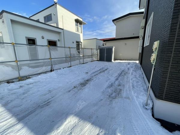 愛国ビレッジ６号館の駐車場