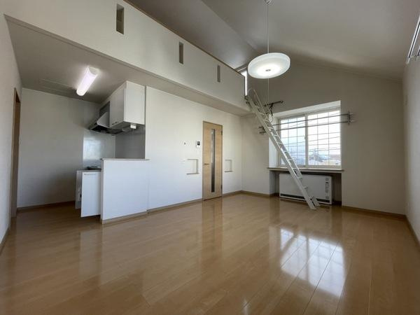 愛国ビレッジ６号館の居間・リビング