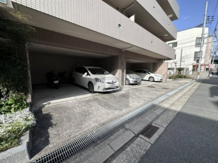 ラポール九鬼の駐車場