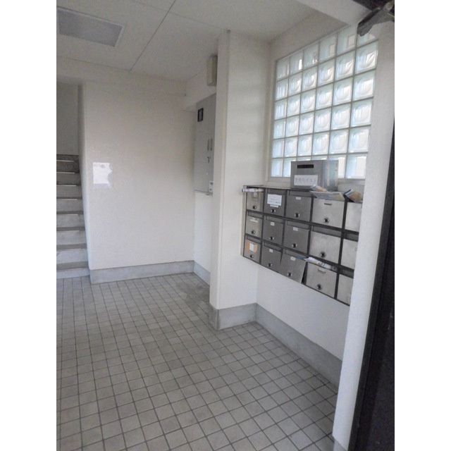 コーポリバーサイドのエントランス