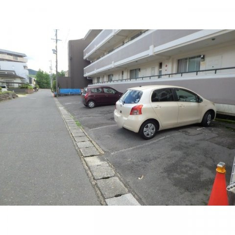 コーポリバーサイドの駐車場