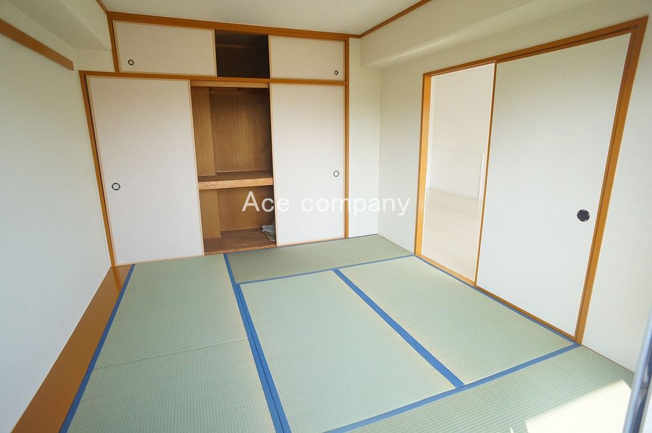 【寝室】 | 流町ビューハイツ | 【和室6帖】収納完備♪