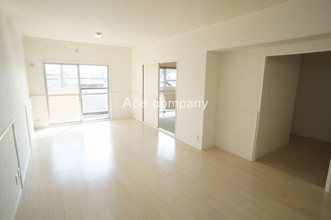 【居間・リビング】 | 流町ビューハイツ | 【LDK：ゆったり約16.8帖！】全室クロス貼替え、床フローリング・CF張替え、畳表替え・襖張替え、室内ドア交換、ハウスクリーニング済みです☆