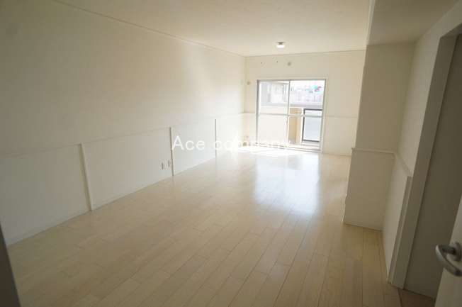 【居間・リビング】 | 流町ビューハイツ | 【LDK：ゆったり約16.8帖！】南面から採光が入る明るいリビングです☆