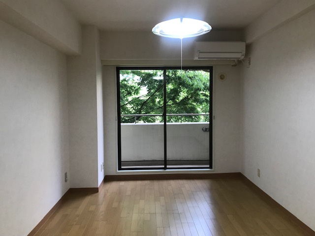 新宿区西新宿６丁目の事務所のエントランス