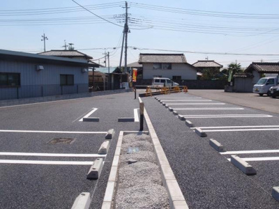 【駐車場】 | ヴィラ・ソレイユ | 車をお持ちの方に嬉しい駐車場付きの物件です