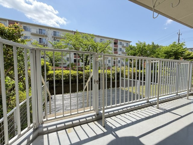 陽当り良好なバルコニー！バルコニーから階段で専用庭に出入りできます！