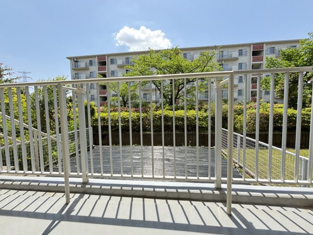 1階部分ですが、写真の通り、前面との高低差や植栽目隠しがあるので、正面からの視線が気になりづらいようになっています！