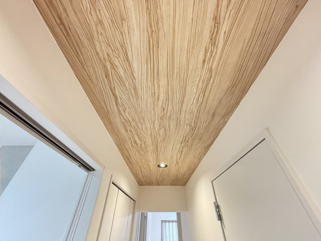 廊下天井にも一工夫！お洒落な雰囲気の内装です！