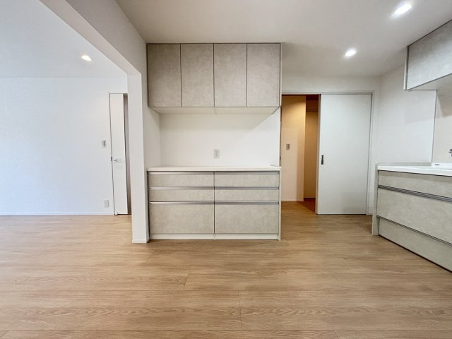 キッチンには食器棚も標準で備わっています！