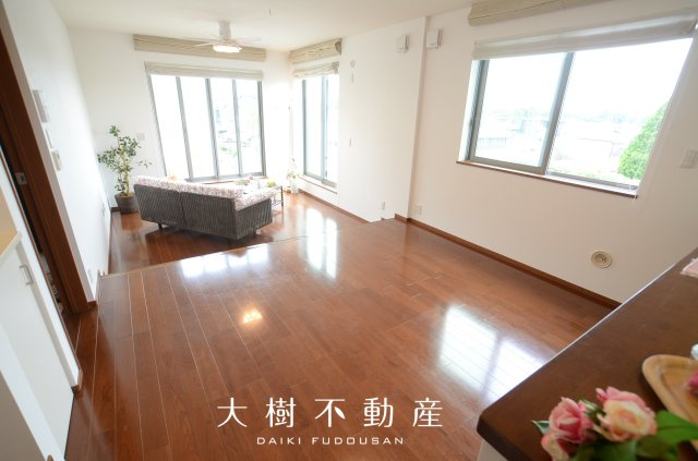 【居間・リビング】 | 綾瀬市深谷中６丁目　中古戸建て【仲介手数料無料】 | □■当社なら諸費用を最大限削減できます■□