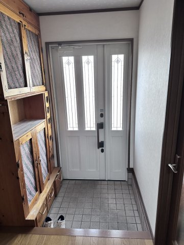 和泉市王子町戸建の玄関|ゆったりとした玄関です