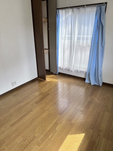 和泉市王子町戸建の洋室|落ち着いた色調の洋室です