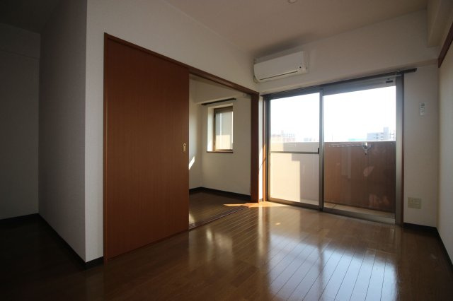 【居間・リビング】 | メイワコンチネンタル | 現況優先です。