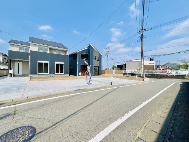安中高別当の前面道路含む現地写真|駐車スペースを確保しながらお庭のスペースも◎