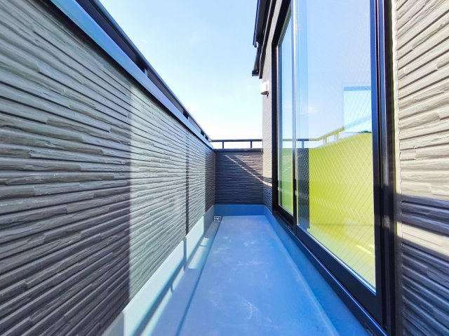 練馬区貫井4丁目 限定1棟のバルコニー|3階南西側ワイドバルコニーは毎日のお洗濯物も快適に干すことができます
