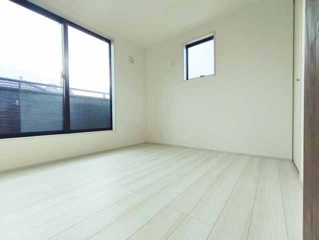 練馬区貫井4丁目 限定1棟の洋室|3階5.38帖洋室は2面開口の明るく開放的な洋室
大きな掃き出し窓からバルコニーに動線がつながります