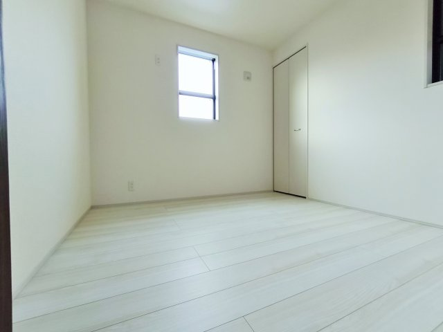 練馬区貫井4丁目 限定1棟の洋室|1階洋室(納戸表記)
整形なお部屋なので家具のレイアウトもしやすいです