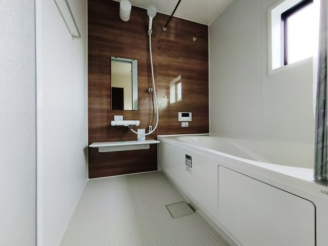 練馬区貫井4丁目 限定1棟の浴室|一坪タイプの浴室は足を伸ばしてゆっくりバスタイムを楽しめます
浴室換気乾燥機が標準装備です