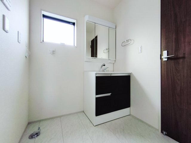 練馬区貫井4丁目 限定1棟の独立洗面台|使いやすい三面鏡の洗面台
鏡裏やベースキャビネットなど収納が豊富なので水回りをキレイにお使い頂けます