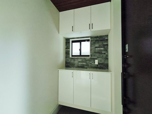 練馬区貫井4丁目 限定1棟の玄関|玄関には小窓を設け明るく開放的な空間
大容量の下足入れはご家族の季節ごとの靴もしっかり収納できます