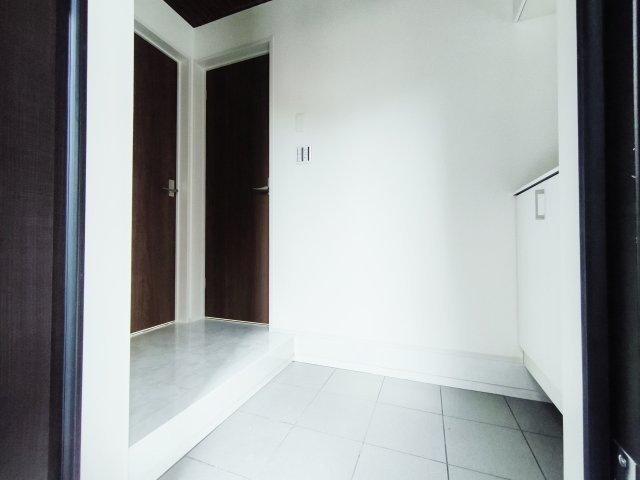 練馬区貫井4丁目 限定1棟の玄関|家の顔でもある玄関にはホールを設けゆとりある空間を演出