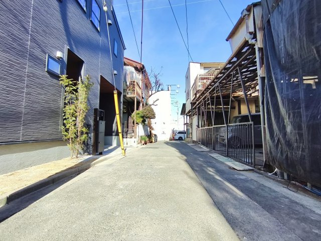 練馬区貫井4丁目 限定1棟の前面道路含む現地写真|南東向きの道路に面し陽当り良好♪
間口も広々10ｍで開放的です
