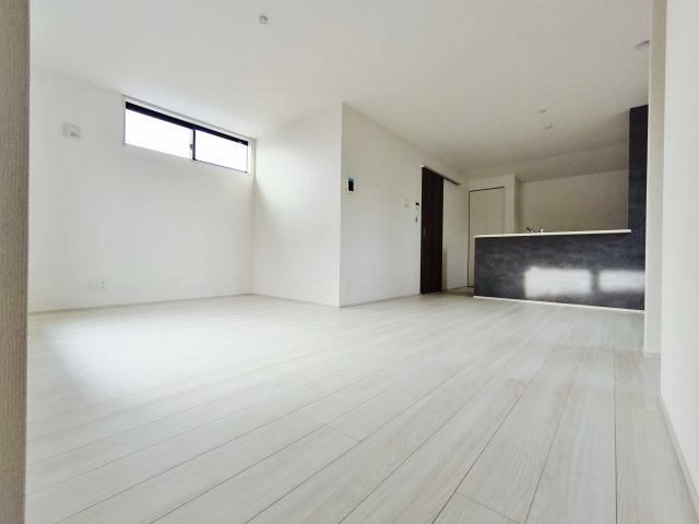 練馬区貫井4丁目 限定1棟の居間・リビング|家の中心でもあるLDKは17.12帖の開放感
多面開口の明るく快適な家族団らんスペースです
