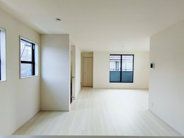 練馬区貫井4丁目 限定1棟の居間・リビング|キッチンからの眺め
対面キッチンなのでリビングを眺めながらお料理ができます