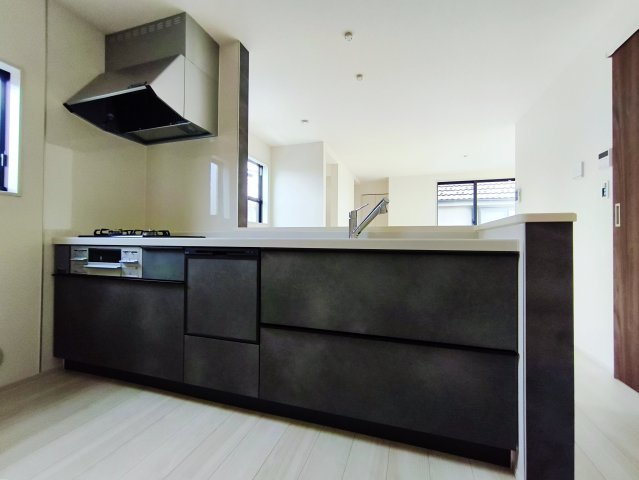 練馬区貫井4丁目 限定1棟のキッチン|人気の対面キッチンはご家族とのコミュニケーションが育まれます
家事効率が上がるハイスペックなキッチン