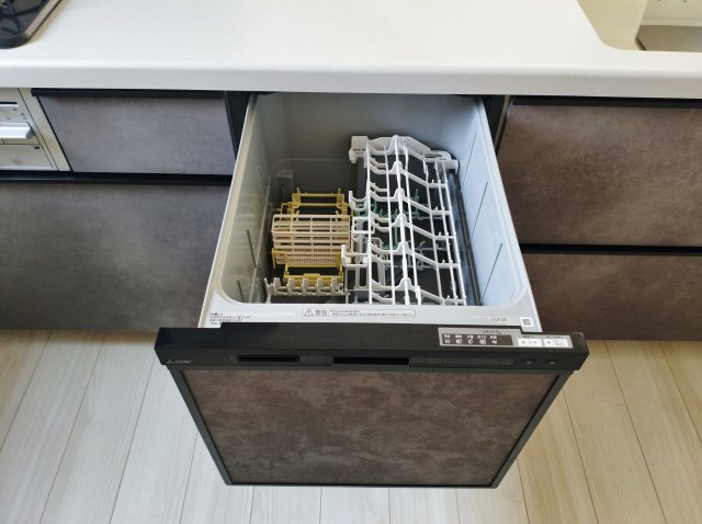 練馬区貫井4丁目 限定1棟のキッチン|食後の片づけに便利な食器洗乾燥機が標準装備です 時間が有効活用でき、節水にもなります